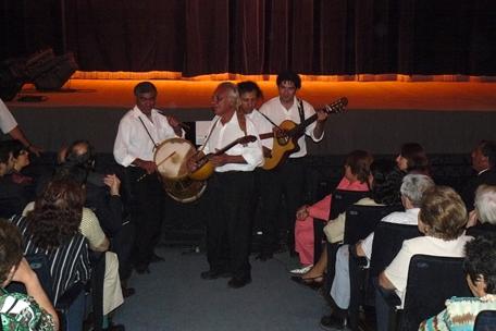 A la noche si hizo un encuentro folklórico en el Teatro San Martín con grupos argentinos