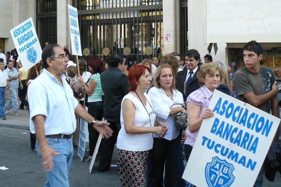 Bancarios se concentraron en la puerta de la Caja Popular