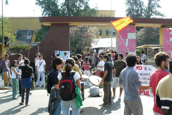 Estudiantes protestaron cortando la avenida Benjamín Aráoz