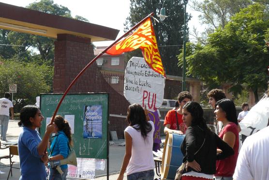 Estudiantes de la facu de Filo y  Letras protestaron por las regularidades