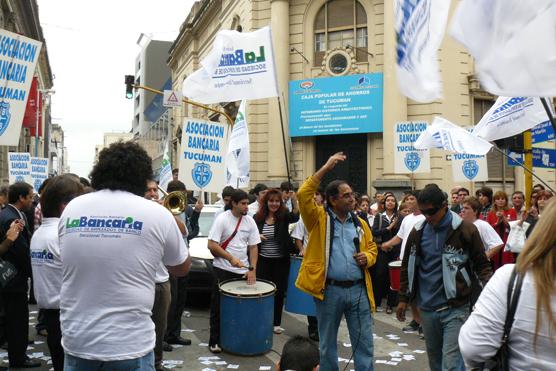 La Bancaria protestó al ritmo de una murga