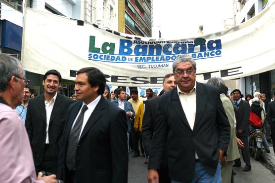 Los bancarios se movilizaron de traje