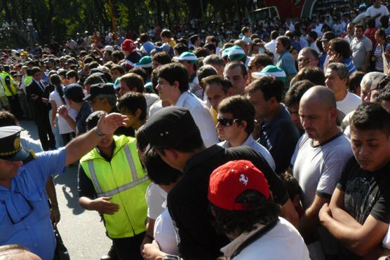 Constantemente la policía corría para atrás a la gente que quería estar lo más cerca posible de los fierros