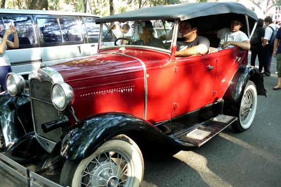 Un Ford de antaño hermoso saliendo del predio de exposición