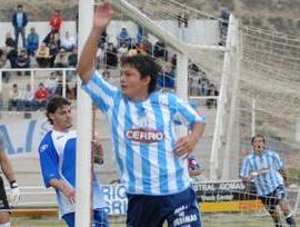 Pulguita festeja uno de los dos goles que convirtió