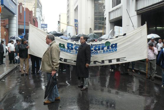 Sorpresiva marcha en medio de la lluvia