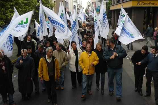 Desde temprano los bancarios marcharon por calle San Martín