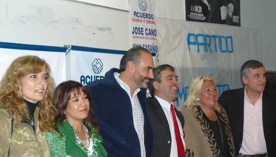 Los candidatos de Acuerdo Cívico Social, junto a Lilita Carrio y Gerardo Morales