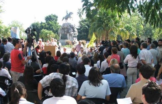 Mariotto habla en la plaza correntina      