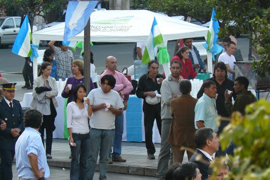 Temprano en plaza independencia la municipalidad repartió chocolatada para la gente que acudió