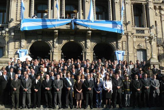 Fucionarios de los tres poderes políticos acudieron al izamiento de la bandera