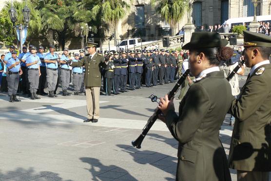 La banda del ejército y la polícia tocaron el Himno Nacional