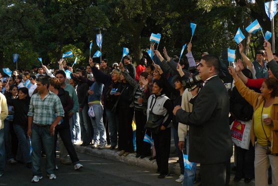 La gente saludando al gobernador, mientrás caminaba hacia La Catedral para el Tédeum