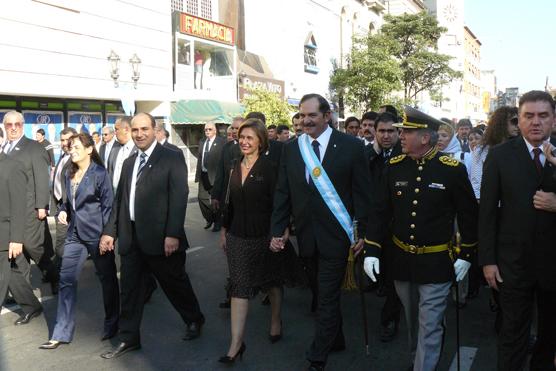 Alperovich junto a Beatriz Rojkés camino a la Catedral