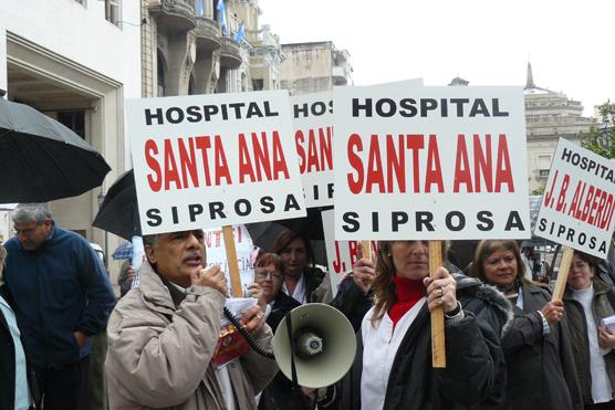 Por último, empleados de la salud protestaron pidiendo un sueldo de $3200 y planta permanente a empl. de 10 años de antig.