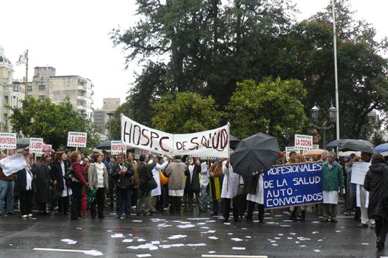 Profecionales de la Salud protestaron en plaza Independencia