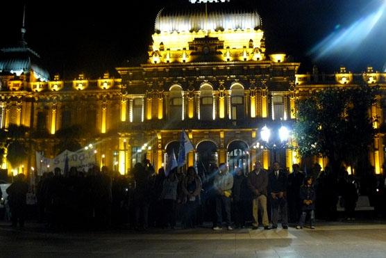 Cantaron el Himno Nacional dando la espalda a la Casa de Gobierno