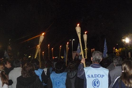 Con las antorchas en alto pidieron un salario digno