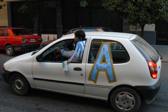 Bocinazos y cantos inundaron de emoción celeste y blanca las calles tucumanas, Atlético es de la 