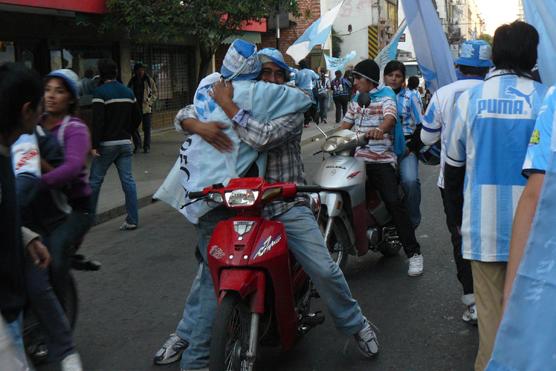 La Hinchas se abrazaban emocionados por el ascenso