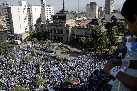 Una marea celeste y blanca en plaza Independencia     