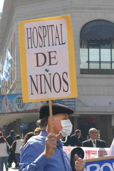 Los profecionales de la salud protestaron por aumento salarial, dicen que el gremio no los representa