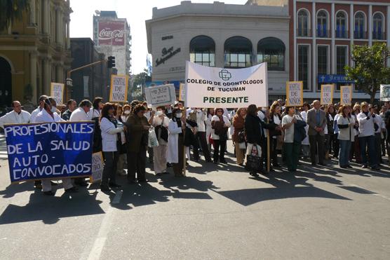 Los médicos movilizaron por Plaza Independencia