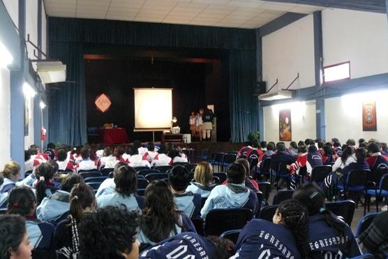 Alumnos debaten en el Pellegrini