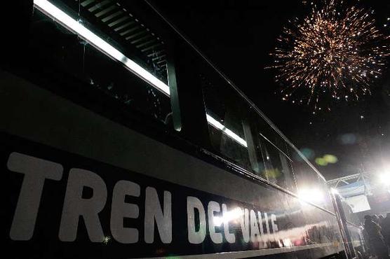 Los fuegos artificiales iluminan al tren en Tafí Viejo       