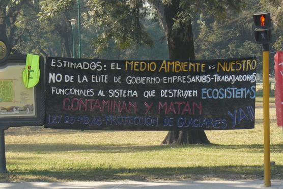 Mietras tanto afuera ambientalistas colgaron algunas banderas 