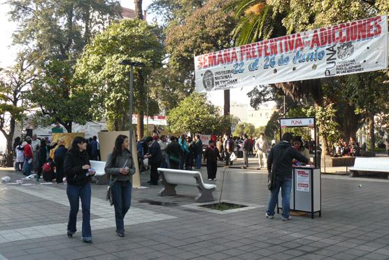 El PUNA instaló una carpa blanca en Plaza Independencia en su semana de la prevención contra la droga