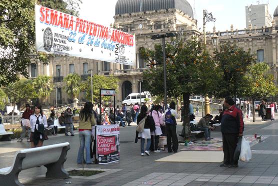 Previniendo las adicciones en Plaza Independencia 