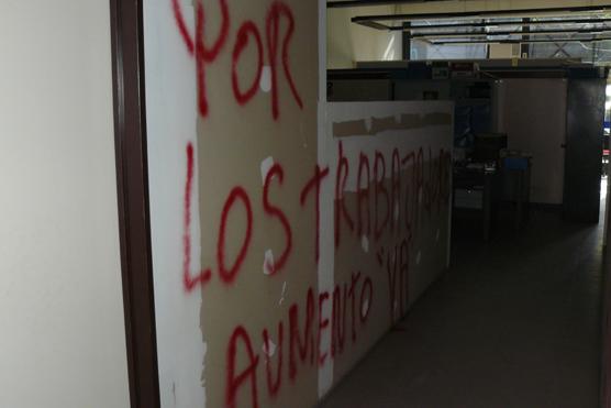 Viernes | Empleados del EPRET hicieron una protesta por aumento salarial, escracharon las instalaciones del ente