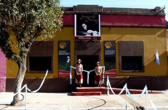 El lugar se ubica en Belgrano 321, frente a la plaza Atahualpa Yupanqui en la comuna de Acheral