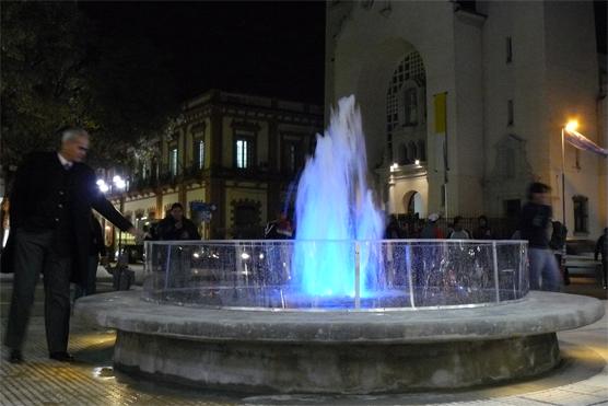 Una fuente iluminada embellece el paseo de la Independecia