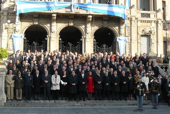 Con presencia de diversos funcionarios al rededor de las 10 de la mañana comenzaron los festejos en Plaza Independencia