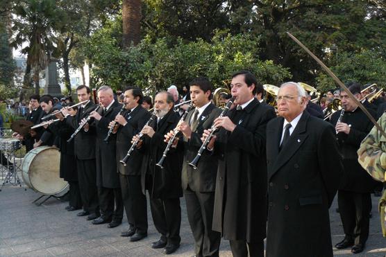 Mientras se izaba la bandera la banda del ejército interpretaba el Himno Nacional