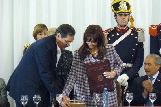 Se le entregó a la señora Cristina Fernández de Kichner una placa reconociendola ciudadana ilustre de la provincia