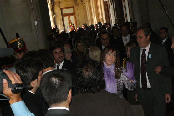 Una vez finalizado el acto la Presidenta saludo a la prensa y se retiró de Casa de Gobierno