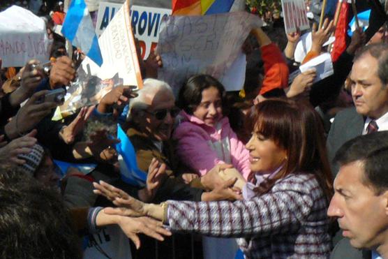 La presidenta saludó a la gente que estaba en Plaza Independencia