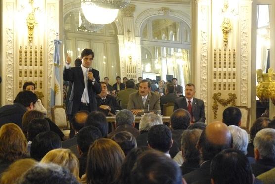 Lunes|Yedlín, ministro de salud de Tucumán se reunió con los intendentes de la provincia en el salón blanco de la gobernación