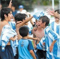 Chicos de las inferiores de Atlético festejan luego de un triúnfo