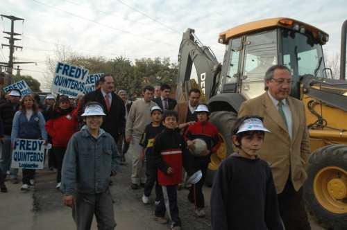 Alperovich durante su recorrido en Bulnes y Don Bosco    