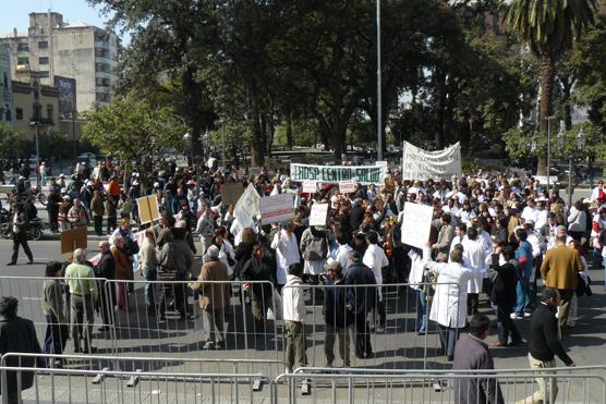 Un gran caudal de gente acudió a la Plaza Independecia