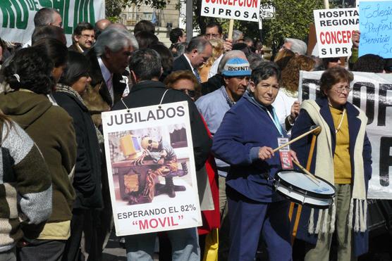 Los jubilados de todos los miércoles se sumaron a la lucha de los prof. de la Salud