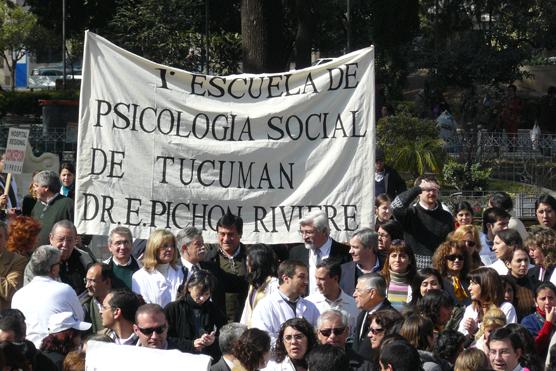 Estaban presente, la escuela de psicología social