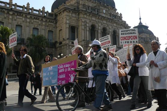 Marcharon al rededor de la plaza pidiendo mejoras laborales