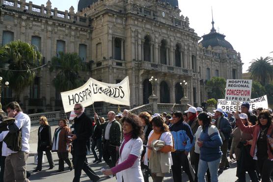 Masiva protesta en Plaza Independencia