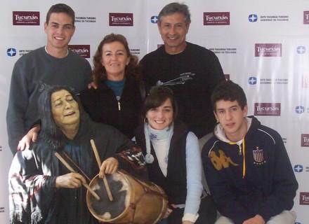 Turistas junto a la estatua