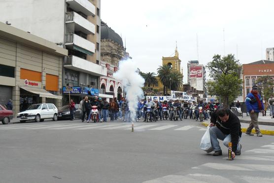 Con bombas de estruendo la UOM se hizo sentir